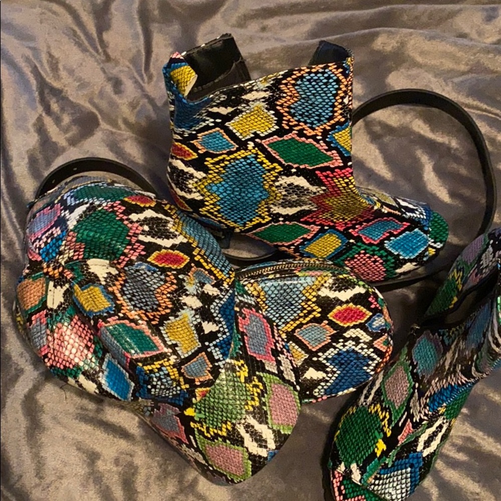Hat, belt bag, peep toe booties